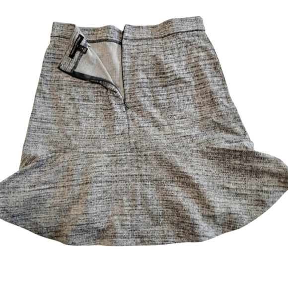 Banana Republic | Ladie's Ruffled Hem Flare Mini Skirt | Size 4 - Picture 2 of 9